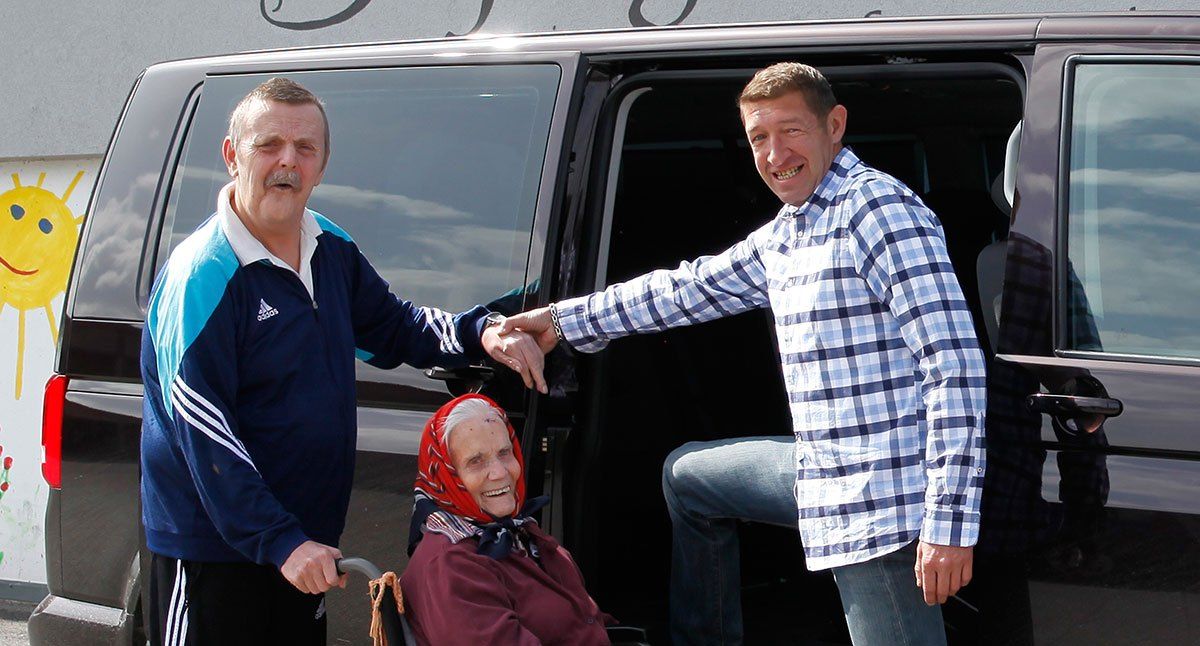 Heimleiter Heribert Bauer mit zwei Bewohnern